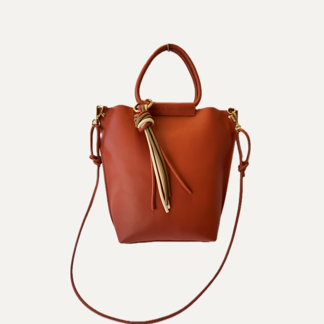 THE MINI NEREA BAG - Bolso en piel vacuno color CORAL con BANDOLERA