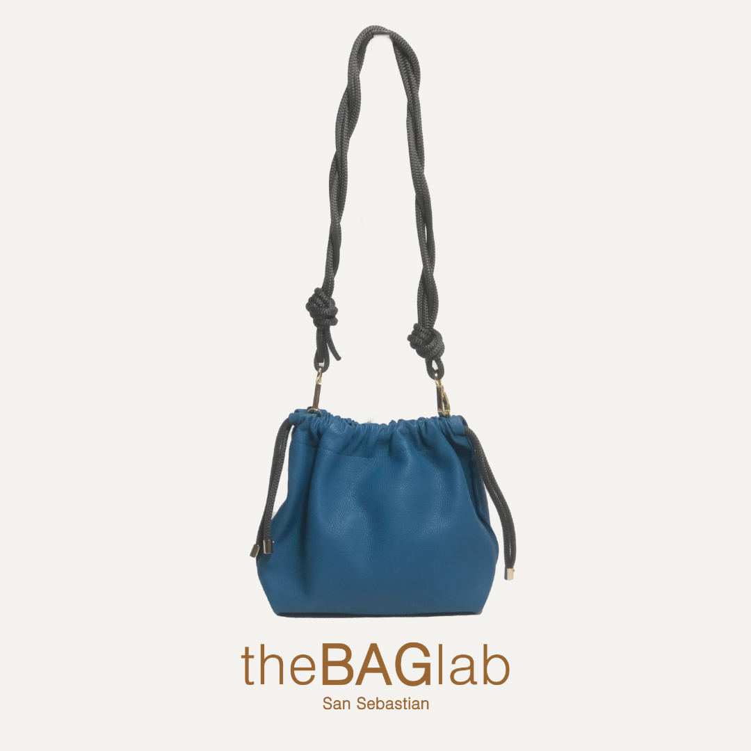 THE MINI CARMEN BAG - Bolso en piel vacuno color AZUL