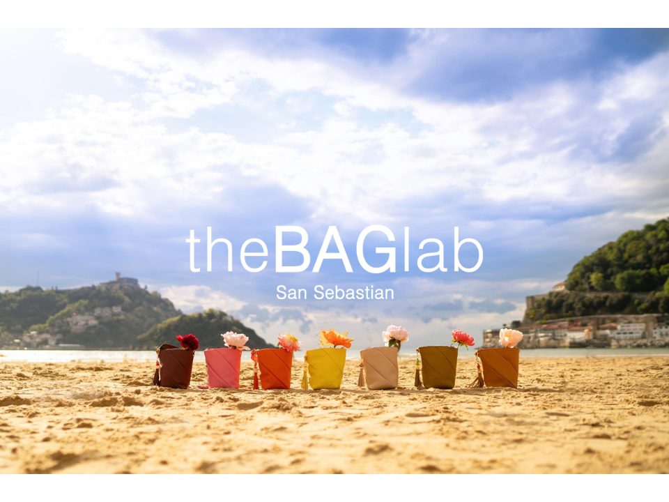 THE MINI SABELA BAG - Bolso en piel vacuno color AQUA