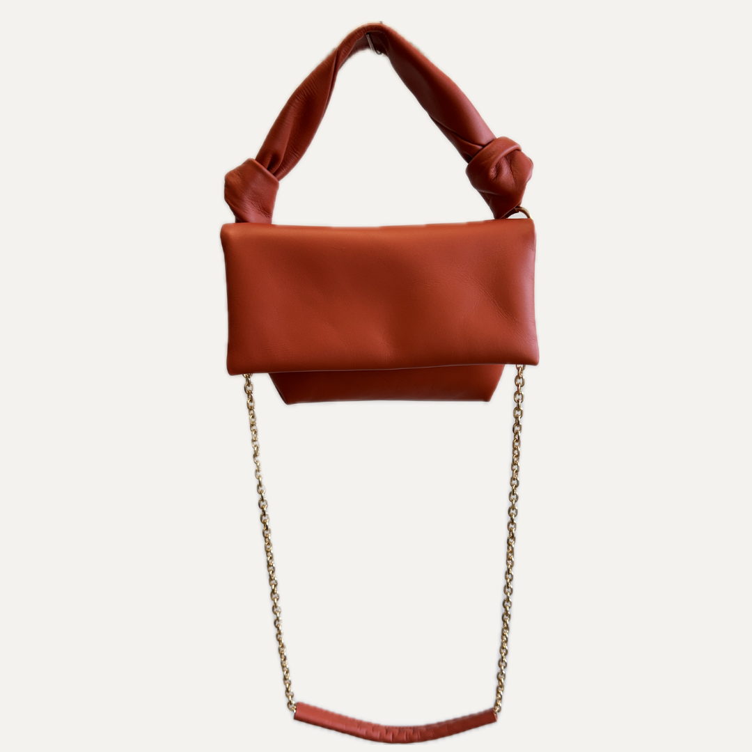 THE AITANA BAG - Bolso en piel vacuno color CORAL con CADENA