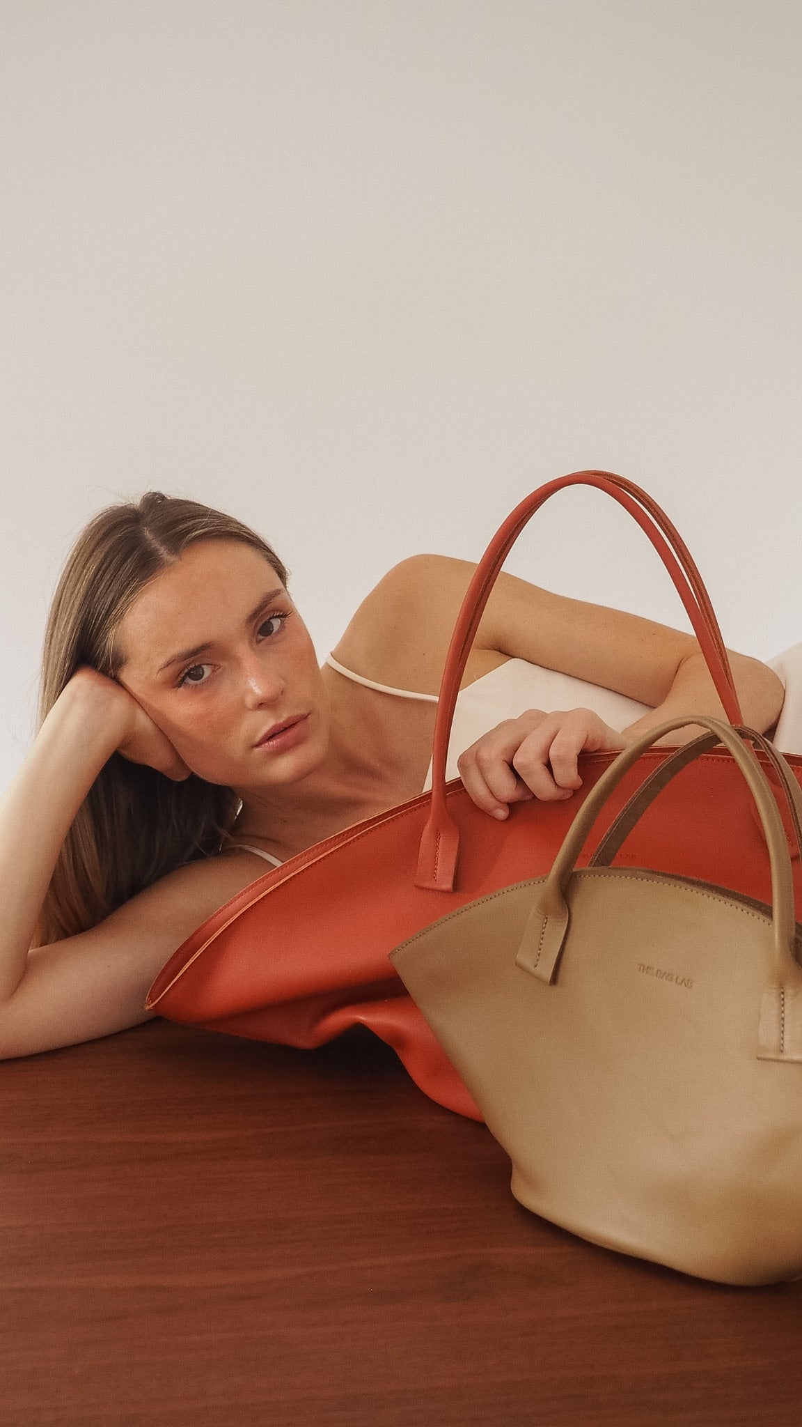 THE MINI ABANICO BAG - Bolso en piel vacuno CEREZA