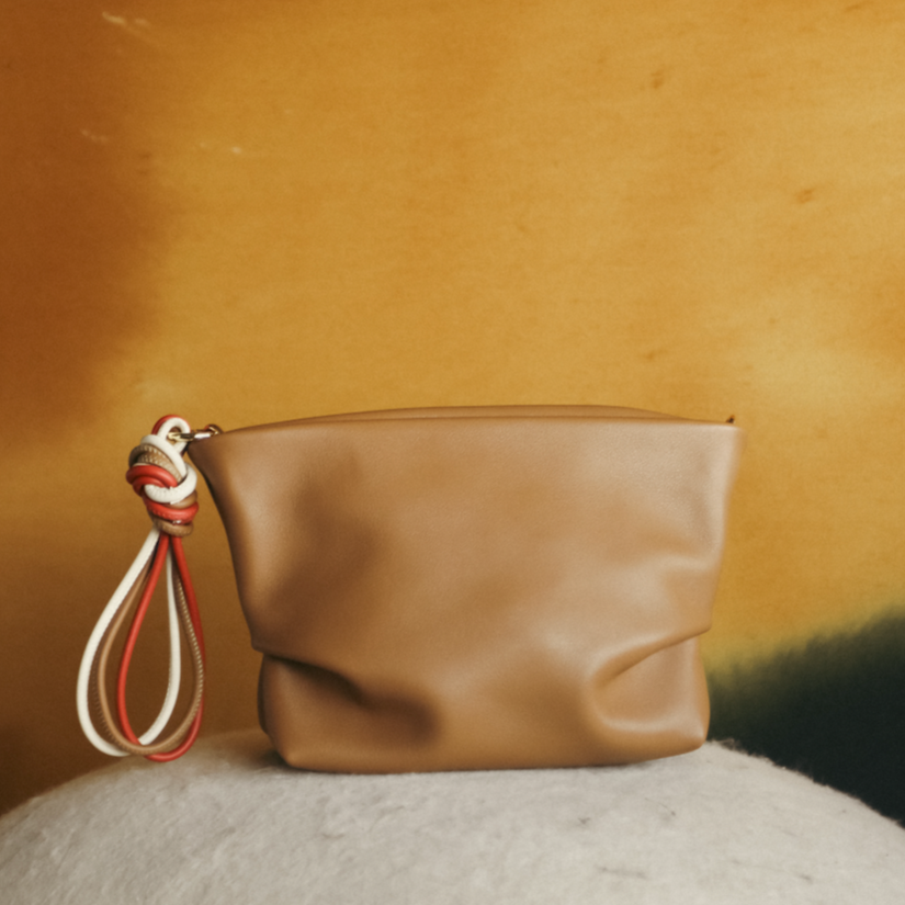 THE PAULA CLUTCH - Bolso de mano en piel vacuno color MOKA