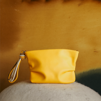 THE PAULA CLUTCH - Bolso de mano en piel vacuno color AMARILLO