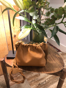 THE MINI CARMEN BAG - Bolso en piel vacuno color CAMEL