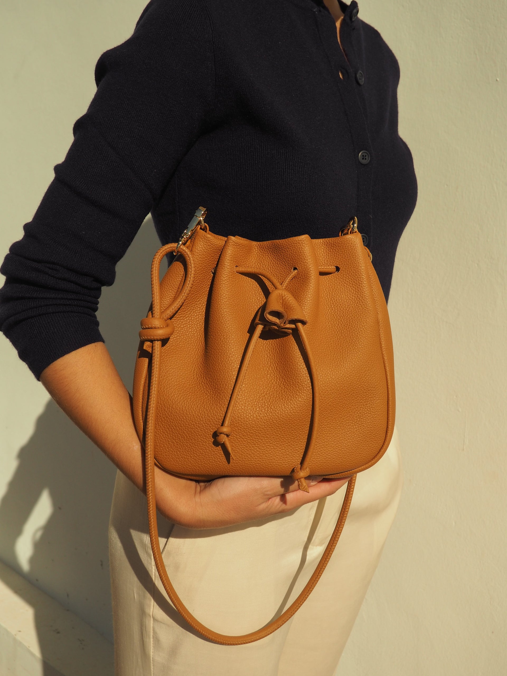 THE MINI CLARA BAG - Bolso en piel vacuno color AVENA