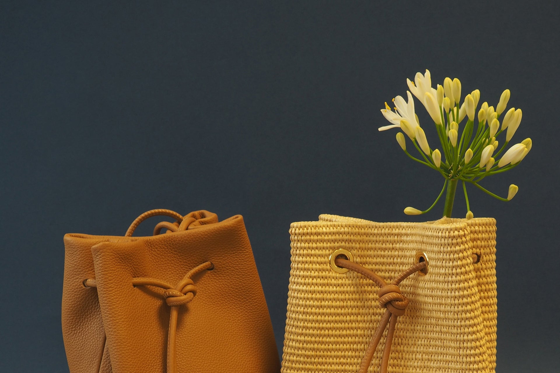 THE LISA BAG - Bolso en RAFIA color NATURAL con piel ROJA