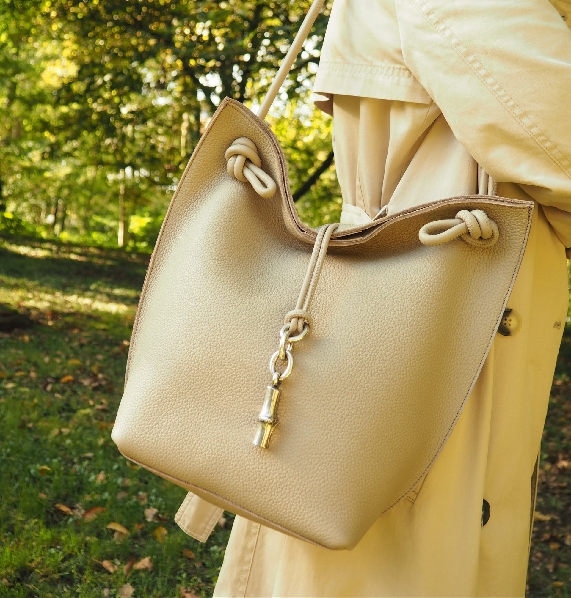 THE NEREA BAG - Bolso en piel vacuno color TAUPE