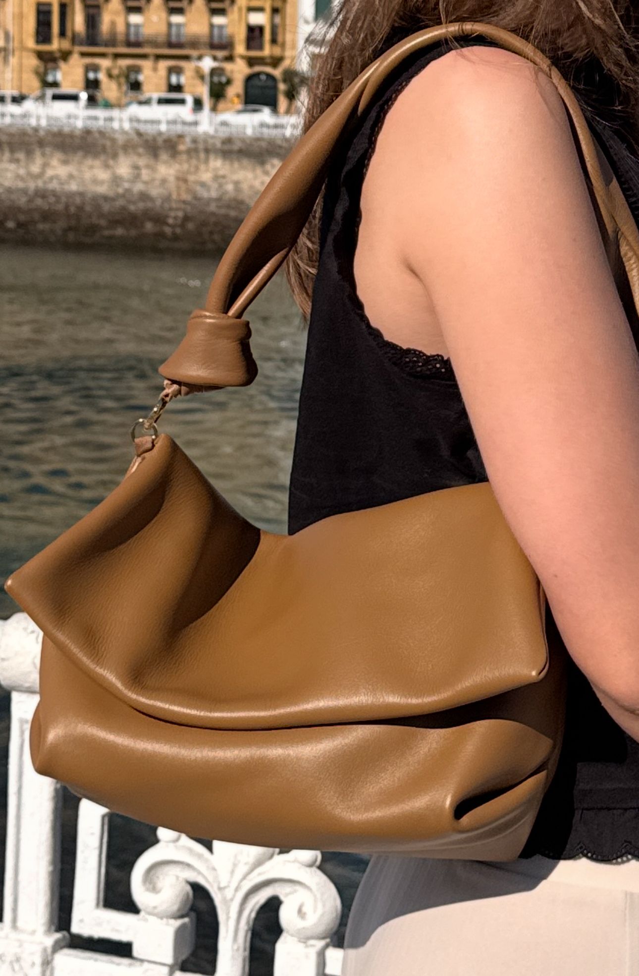 THE BIG AITANA BAG - Bolso en piel vacuno color MOKA con BANDOLERA