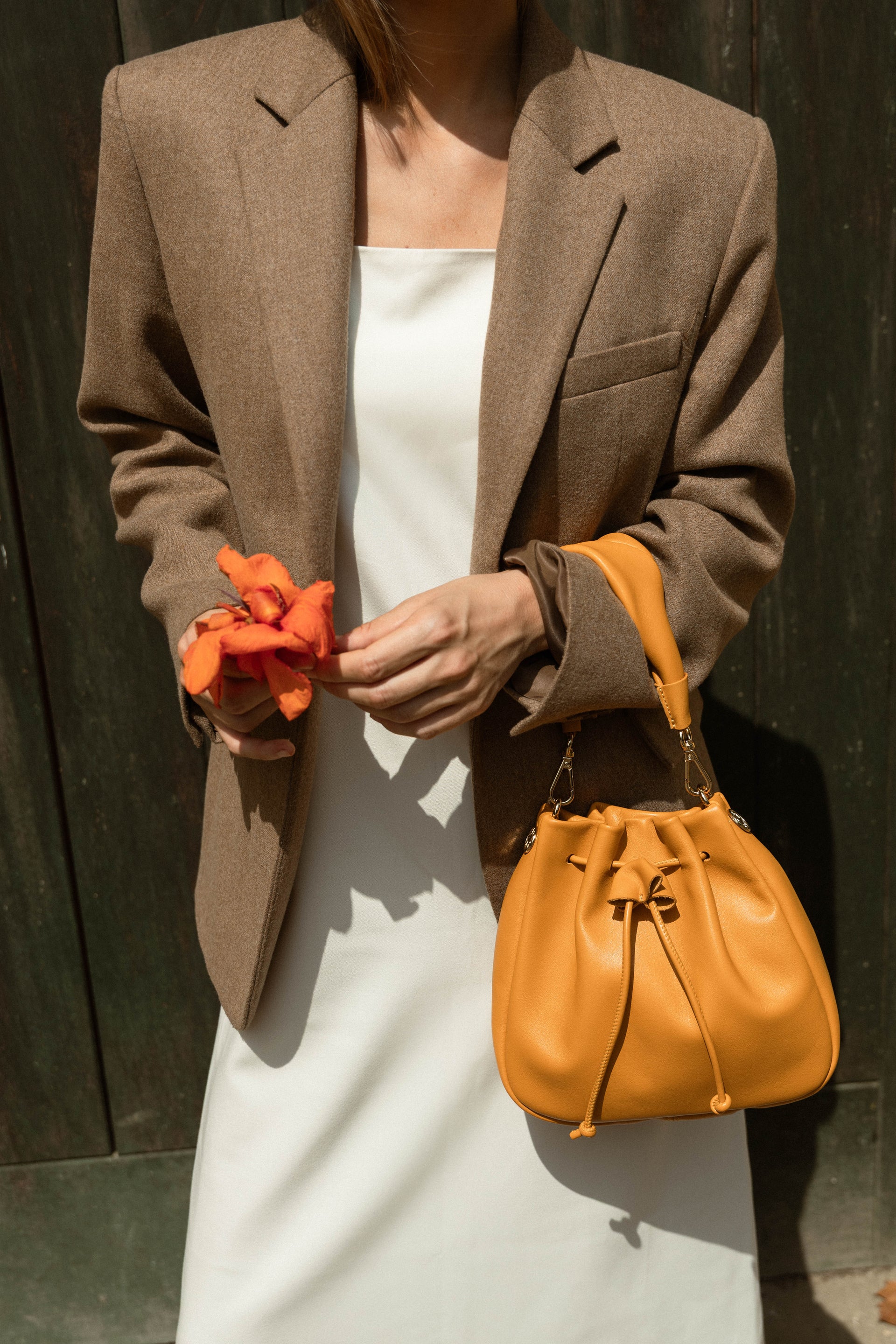 THE MINI CLARA BAG - Bolso en piel vacuno color GIRASOL