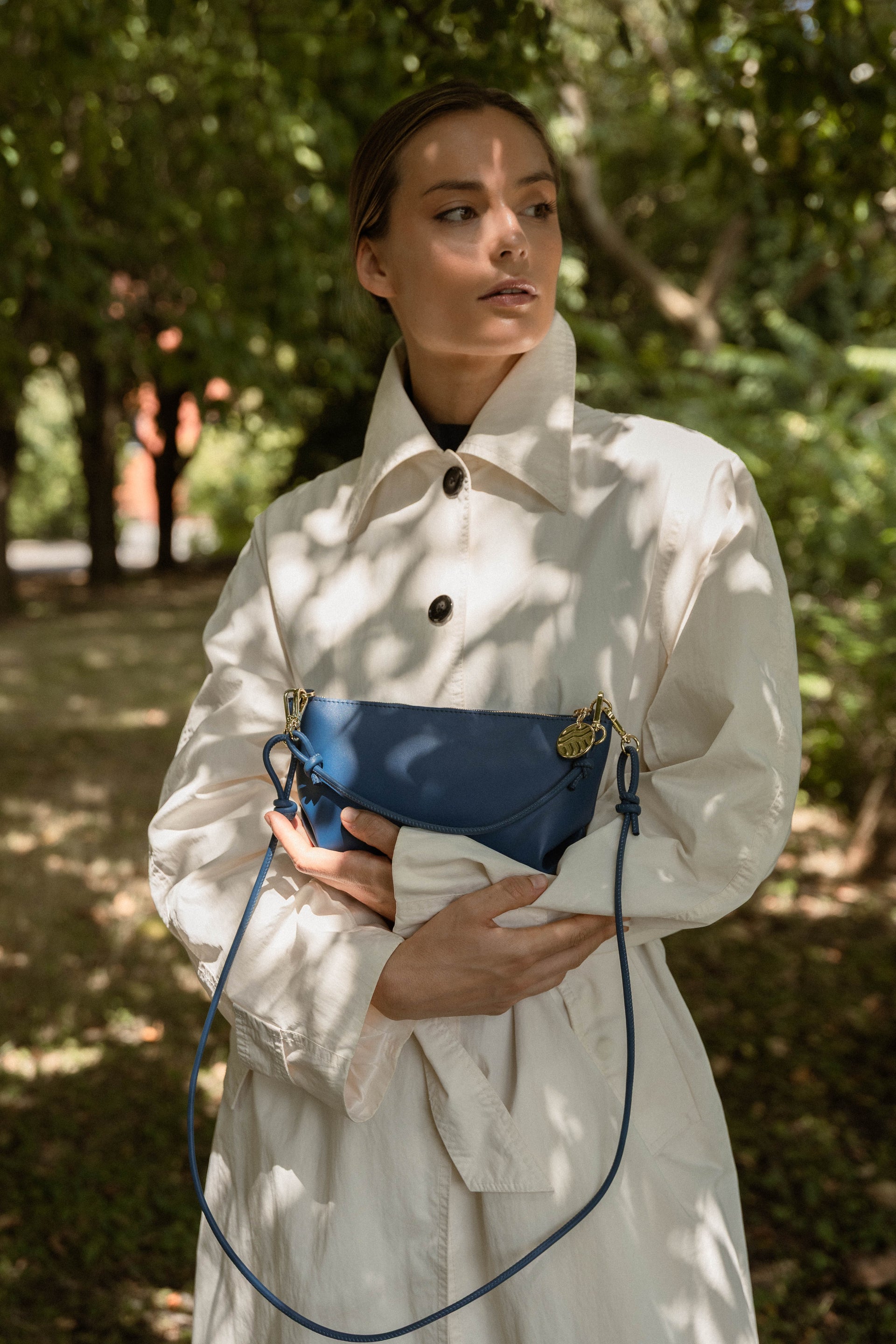 THE MINI MARINA BAG - Bolso en piel vacuno color AZUL