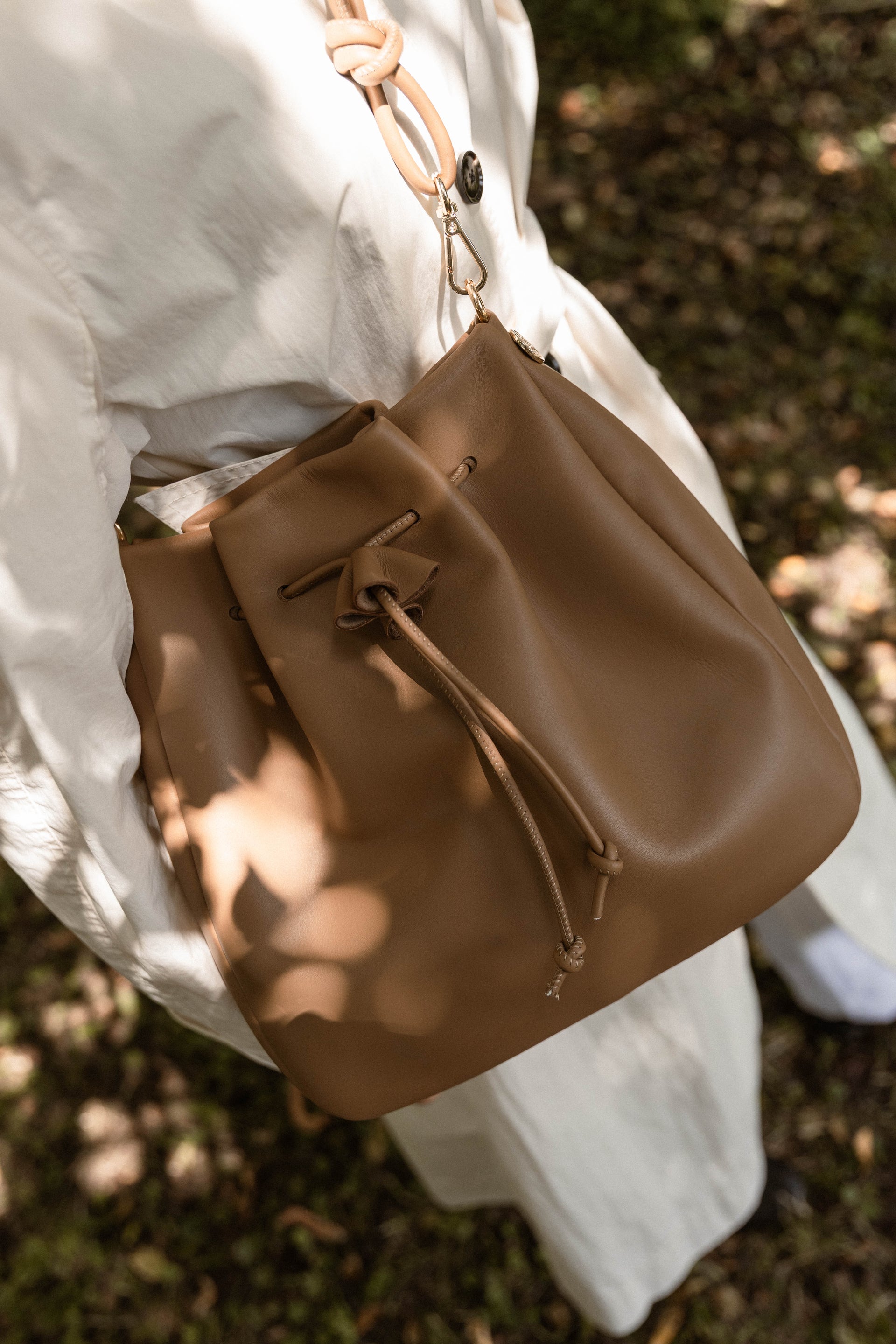 THE CLARA BAG - Bolso en piel vacuno color MOKA