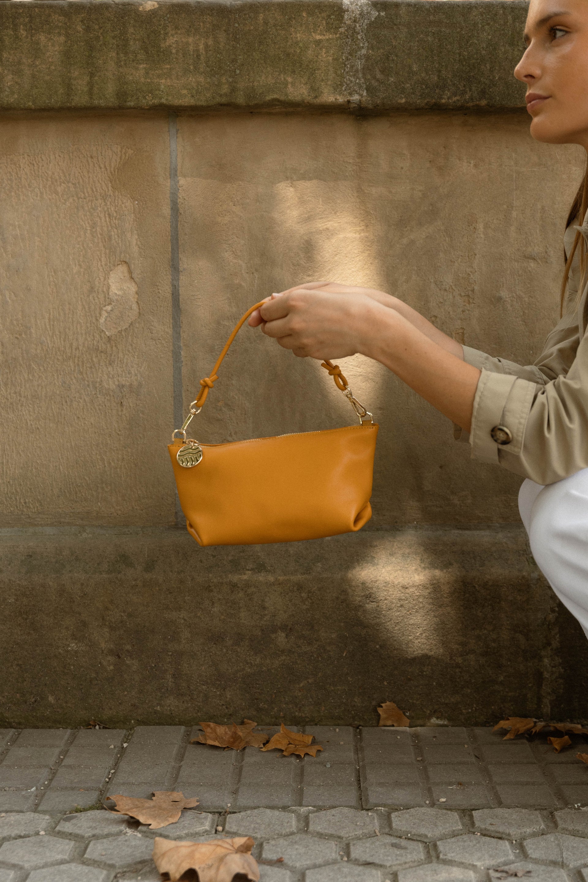 THE MINI MARINA BAG - Bolso en piel vacuno color GIRASOL