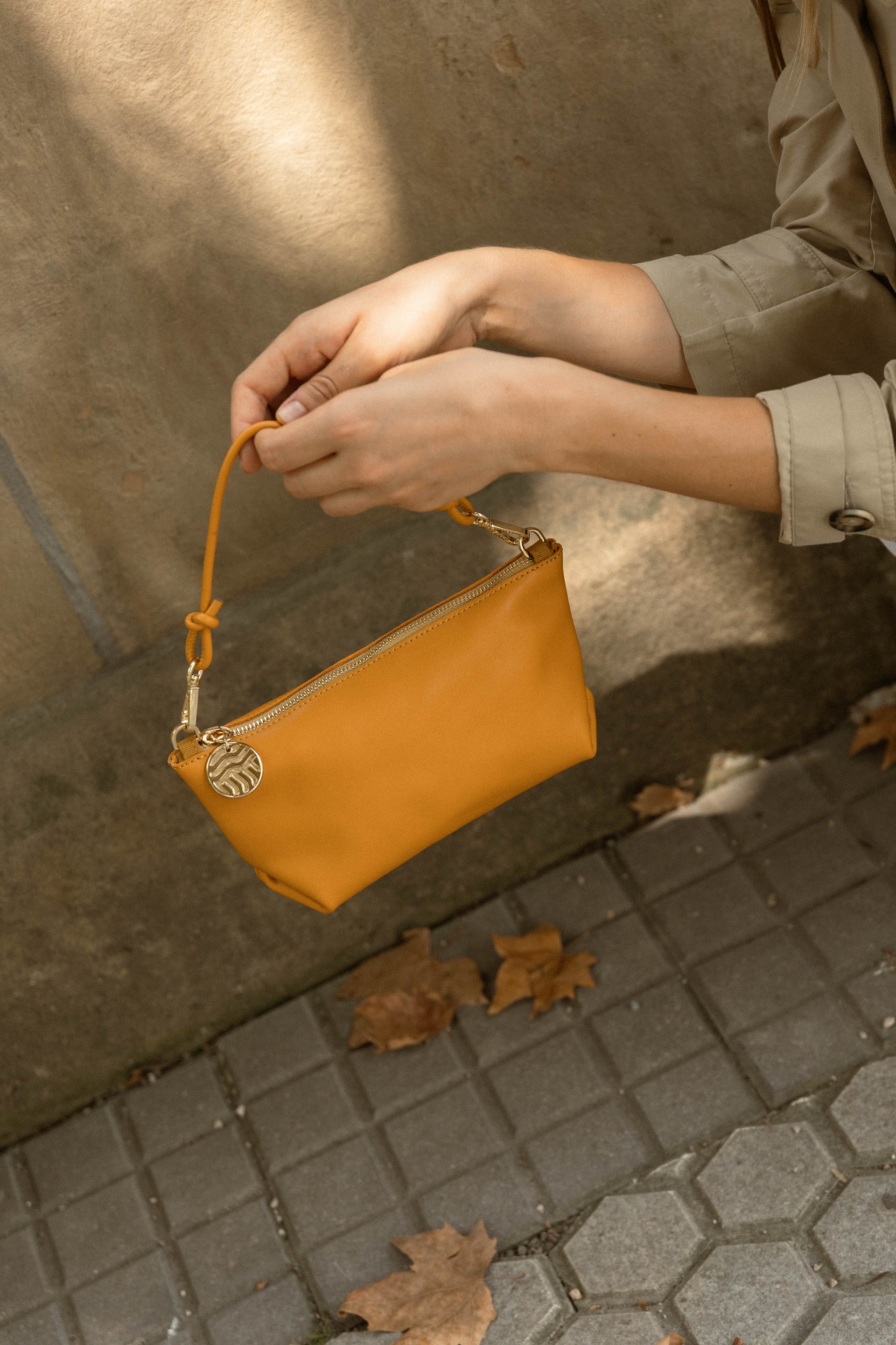 THE MINI MARINA BAG - Bolso en piel vacuno color GIRASOL