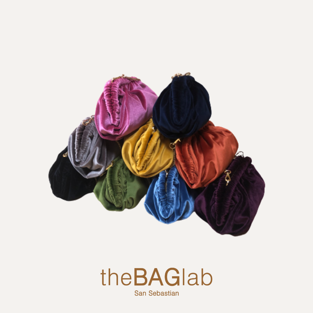 THE MINI ZUMAIA BAG NEW VELVET - Bolso en terciopelo color NAVY con cadena dorada