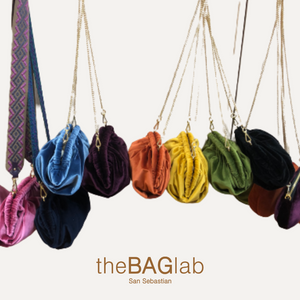 THE MINI ZUMAIA BAG NEW VELVET - Bolso en terciopelo color CELESTE con cadena dorada